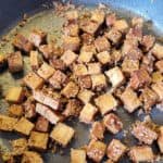 Knuspriger Räuchertofu mit Sesam