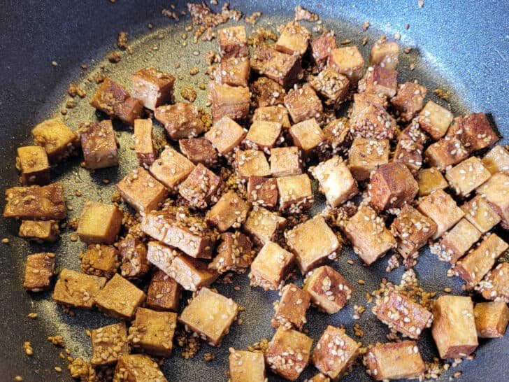 Knuspriger Räuchertofu mit Sesam